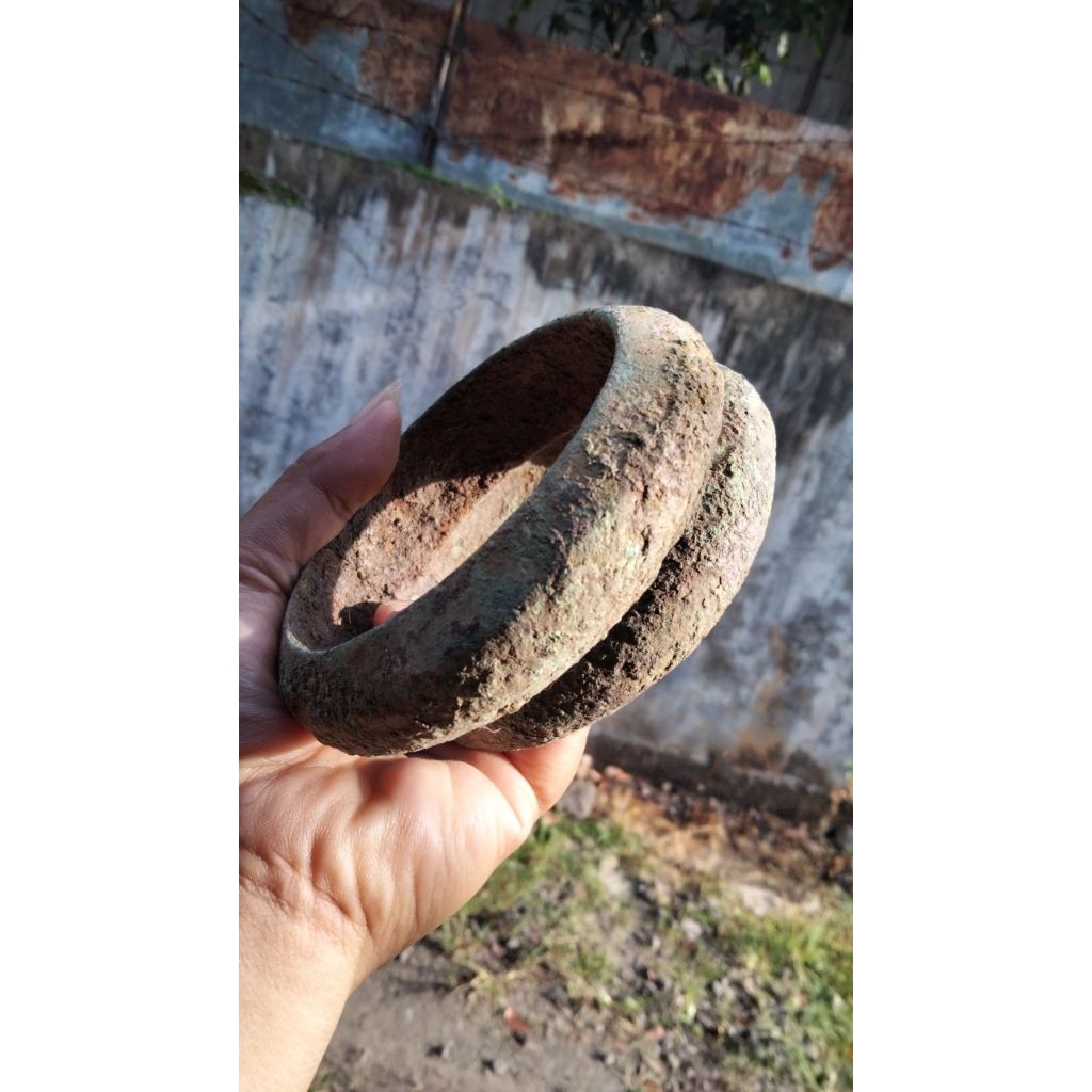 benda kuno antik temuan sepasang gelang perunggu