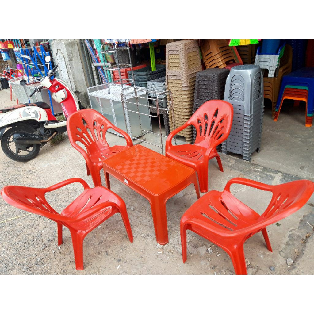 kursi plastik santai set(kursi 4+meja panjang 1)