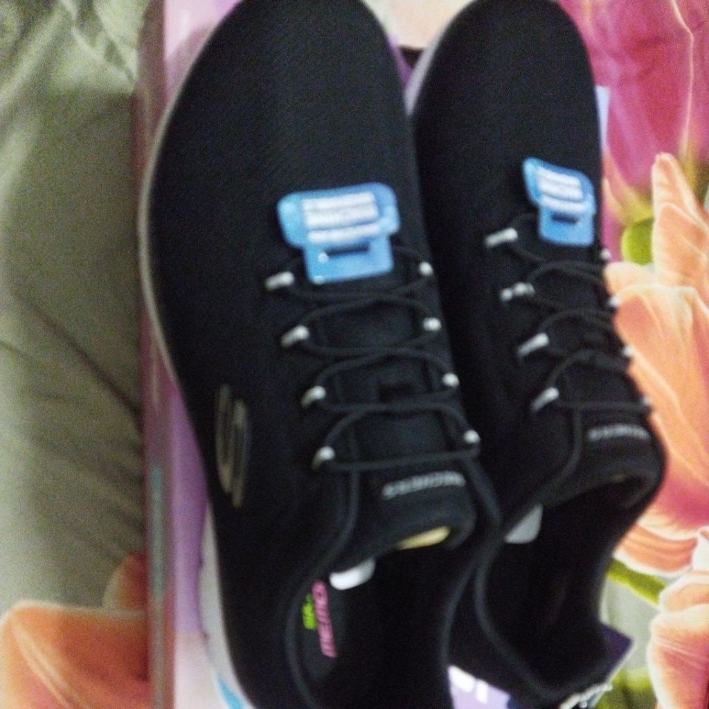 Skechers hitam putih only size 40