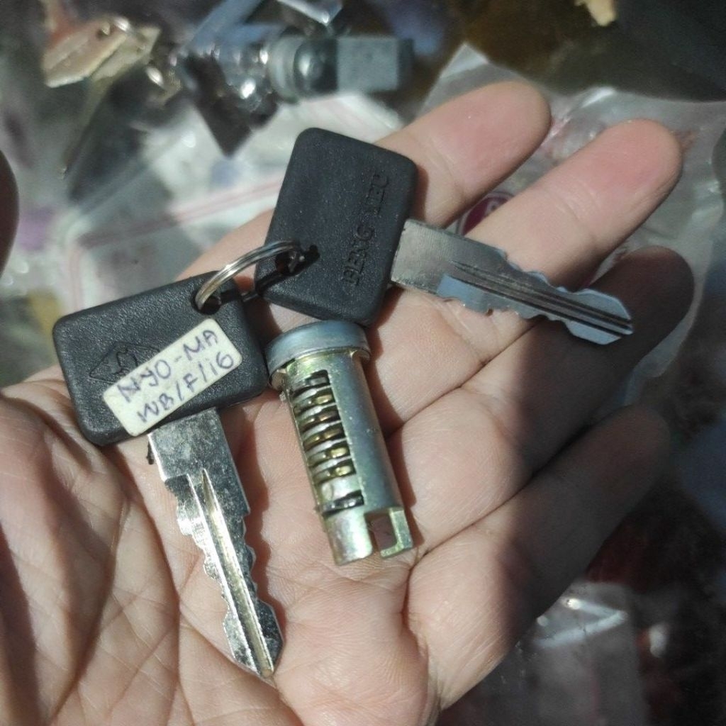 Vespa Kunci untuk jok Px e Excel 150 200