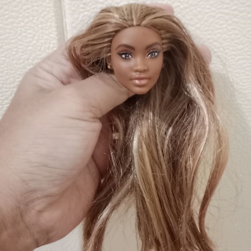 Kepala Barbie dan Ken