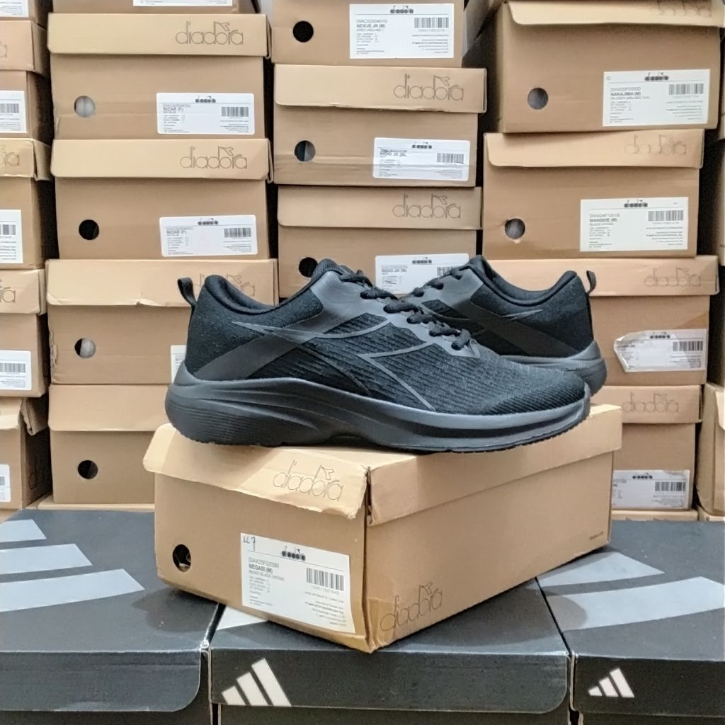 Sepatu Diadora Negasi Full Hitam (Original)