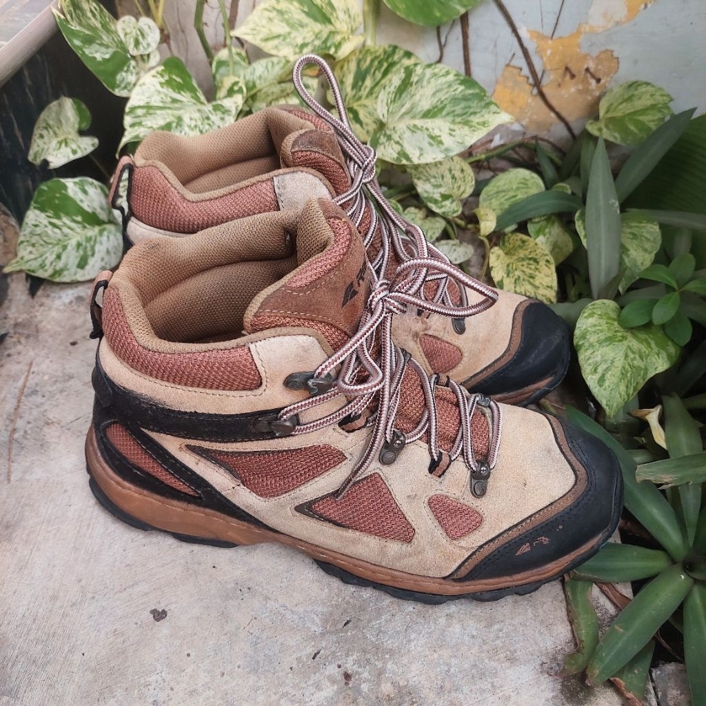 sepatu gunung second Arei size 43(28cm)