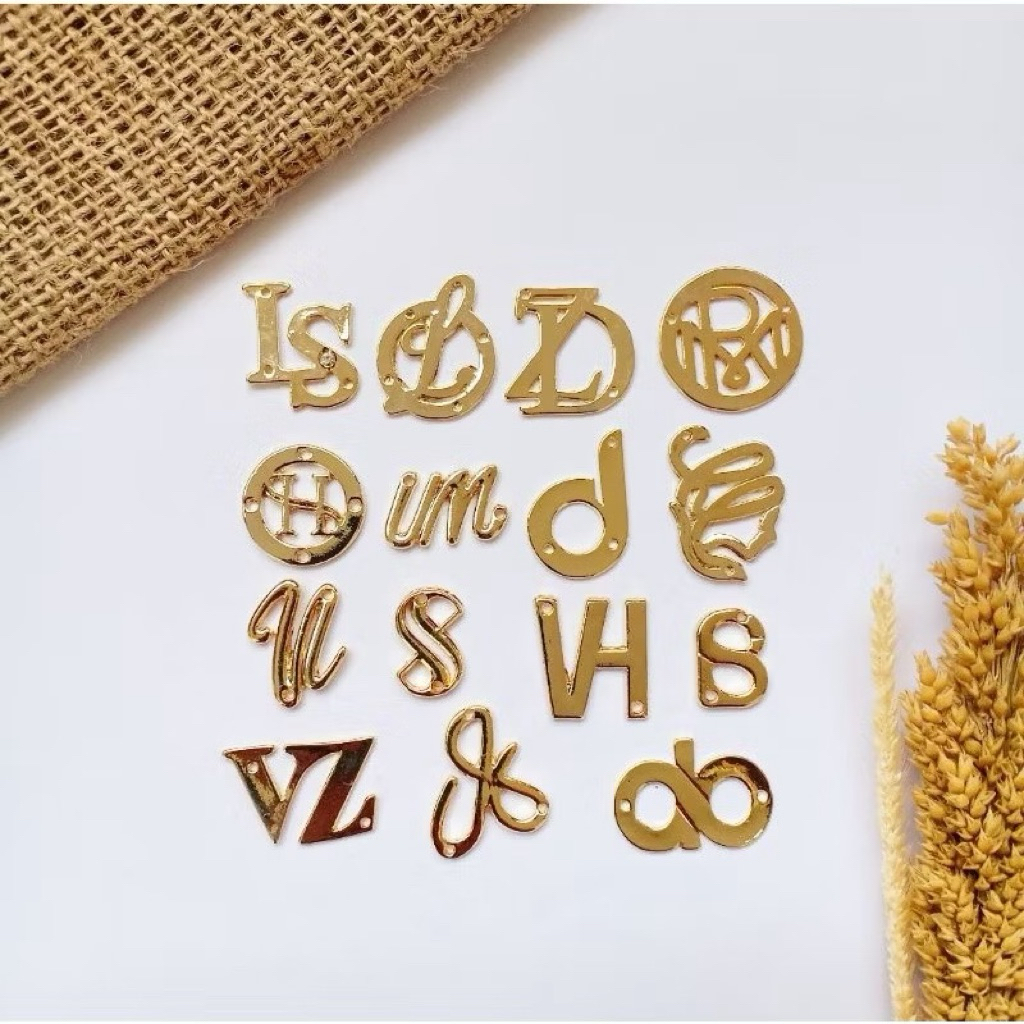 [TIDAK MENERIMA CUSTOM] Plat Hijab / Plat Logo Jahit Hijab B Button - DN Donna - Deenai - VH Vanilla