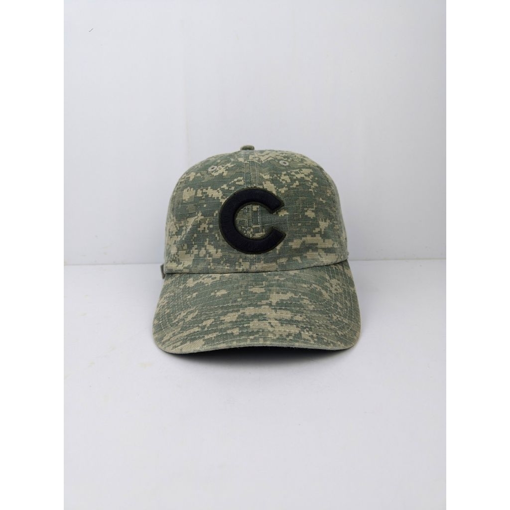Topi MLB Chicago Cubs Logo C Typography Script Camo 6 Panel 47brand Simpel Skena Casual