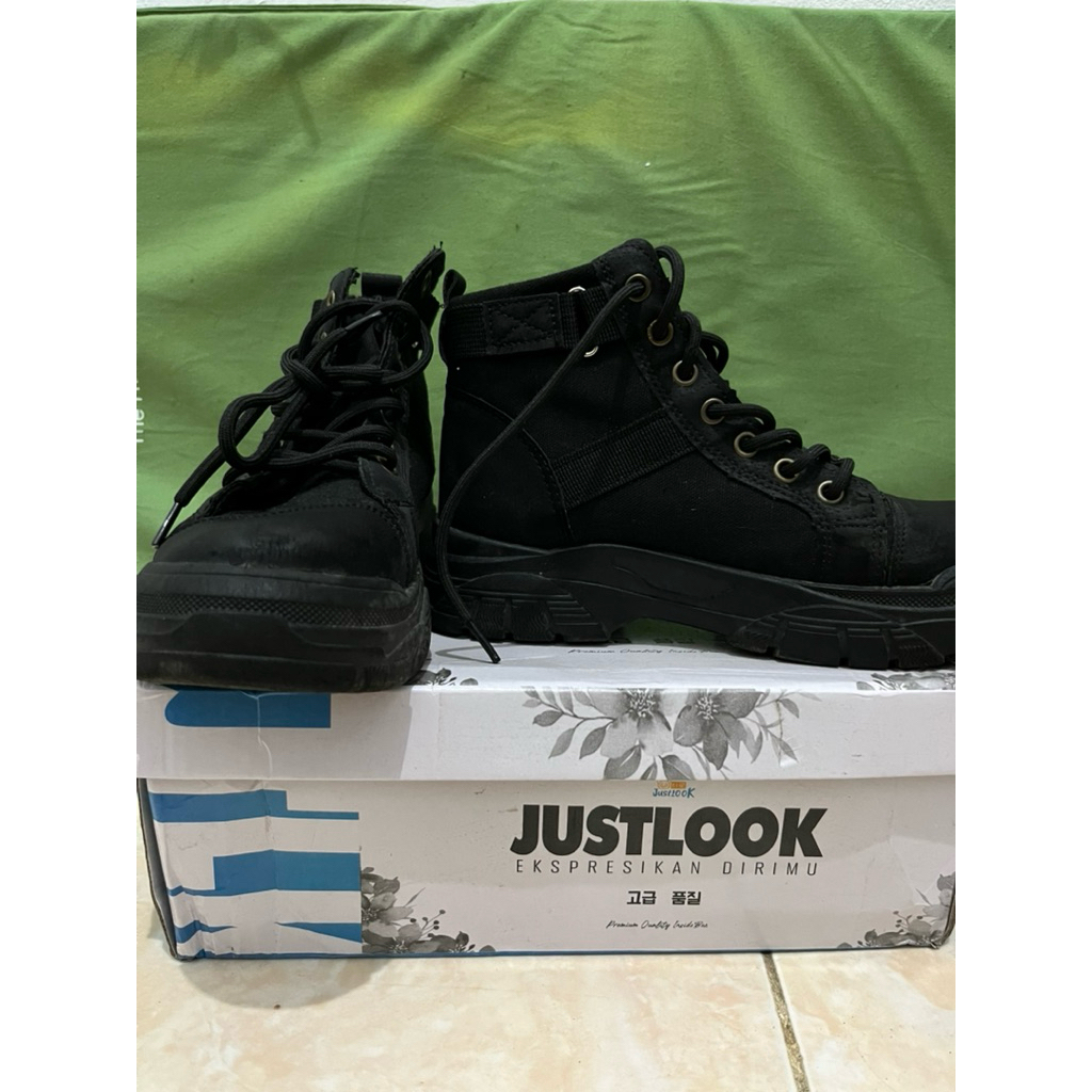 PrelovedSepatuSneakersBootsWanita