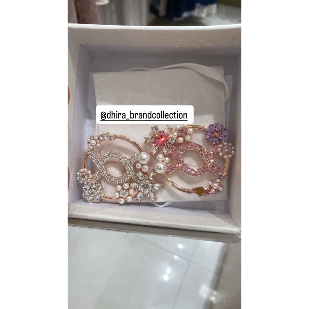 Giana brooch wearing klamby