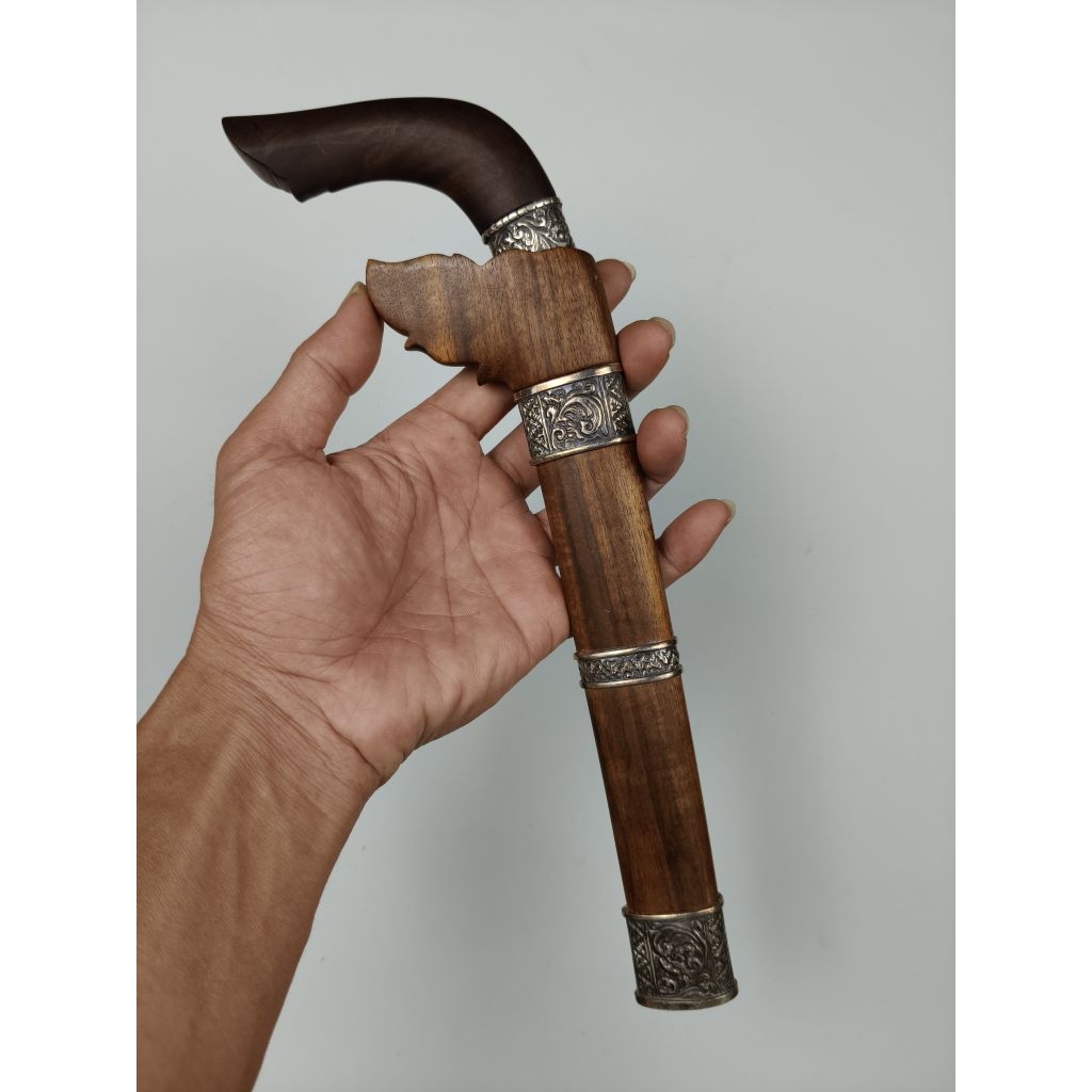 Badik Bugis berhiaskan aksesoris perak