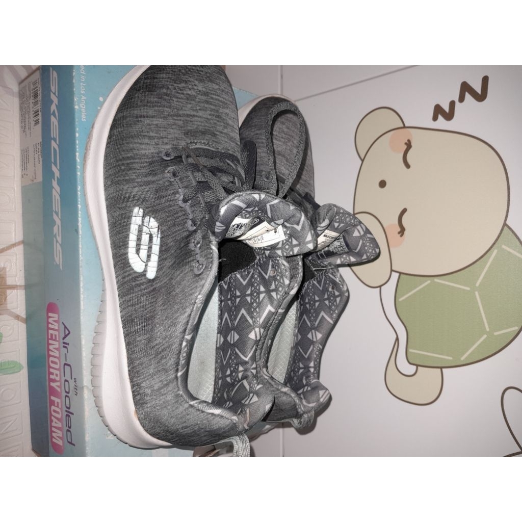SKECHERS WITH AIR COOLED MEMORY FOAM