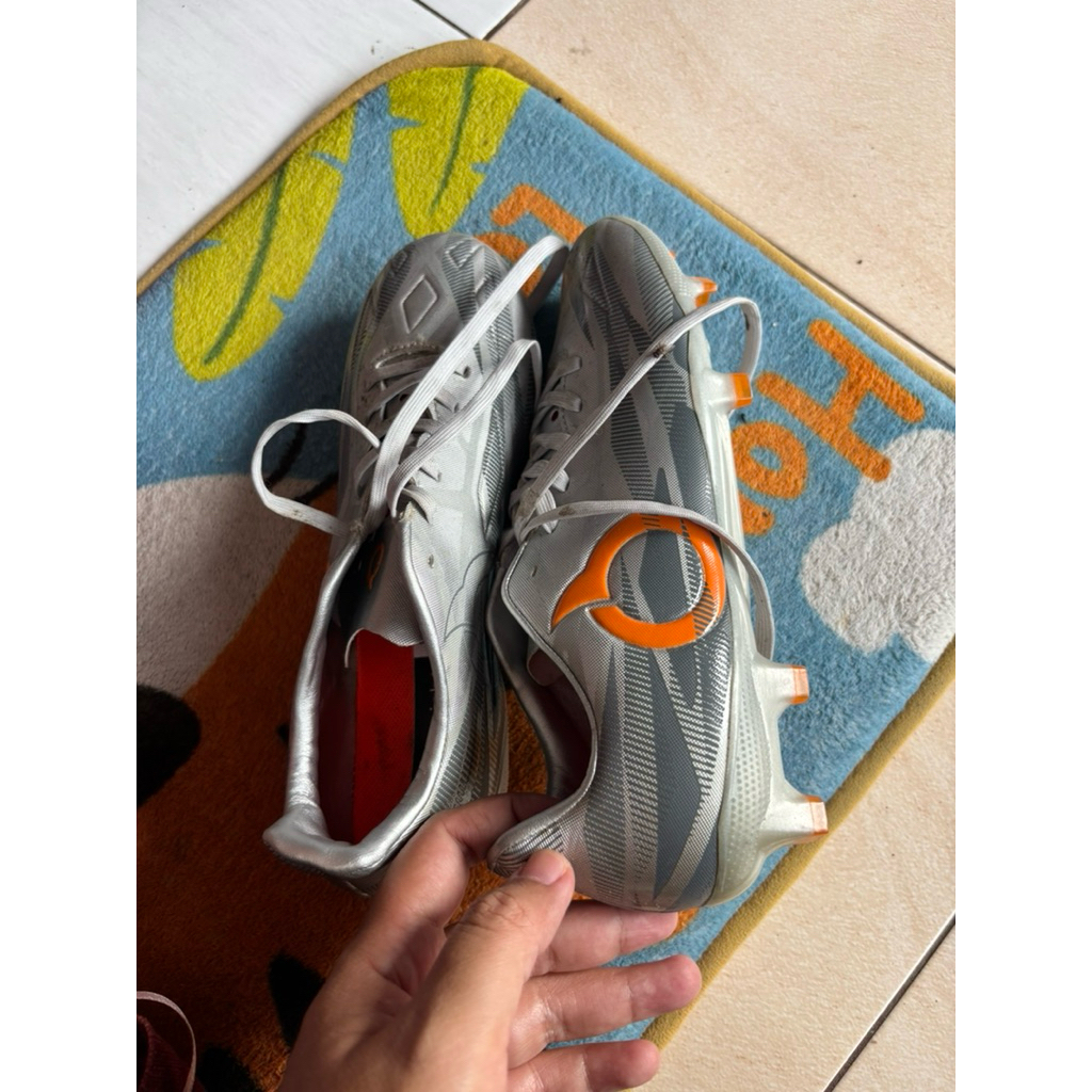 PRELOVED ORTUSEIGHT SEPATU BOLA ORI