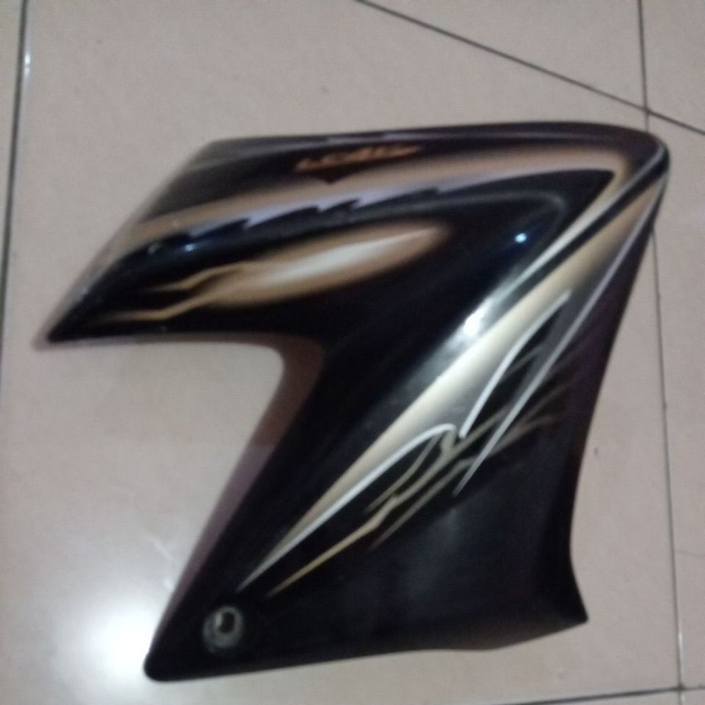 sayap tangki KANAN Yamaha Vixion old  bekas ori