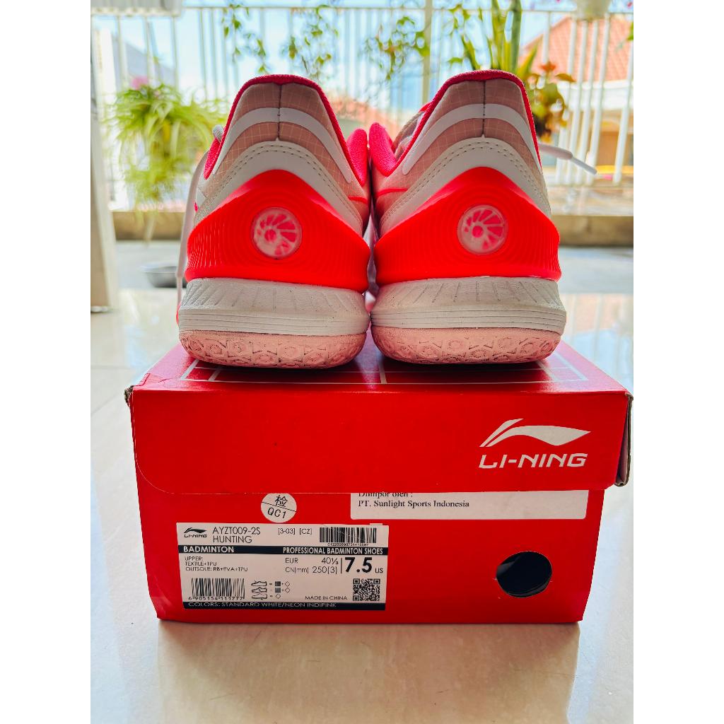 Li-Ning Sepatu Badminton Player Hunting AYZT009-2 White / FL B Red bekas pemakaian cewek