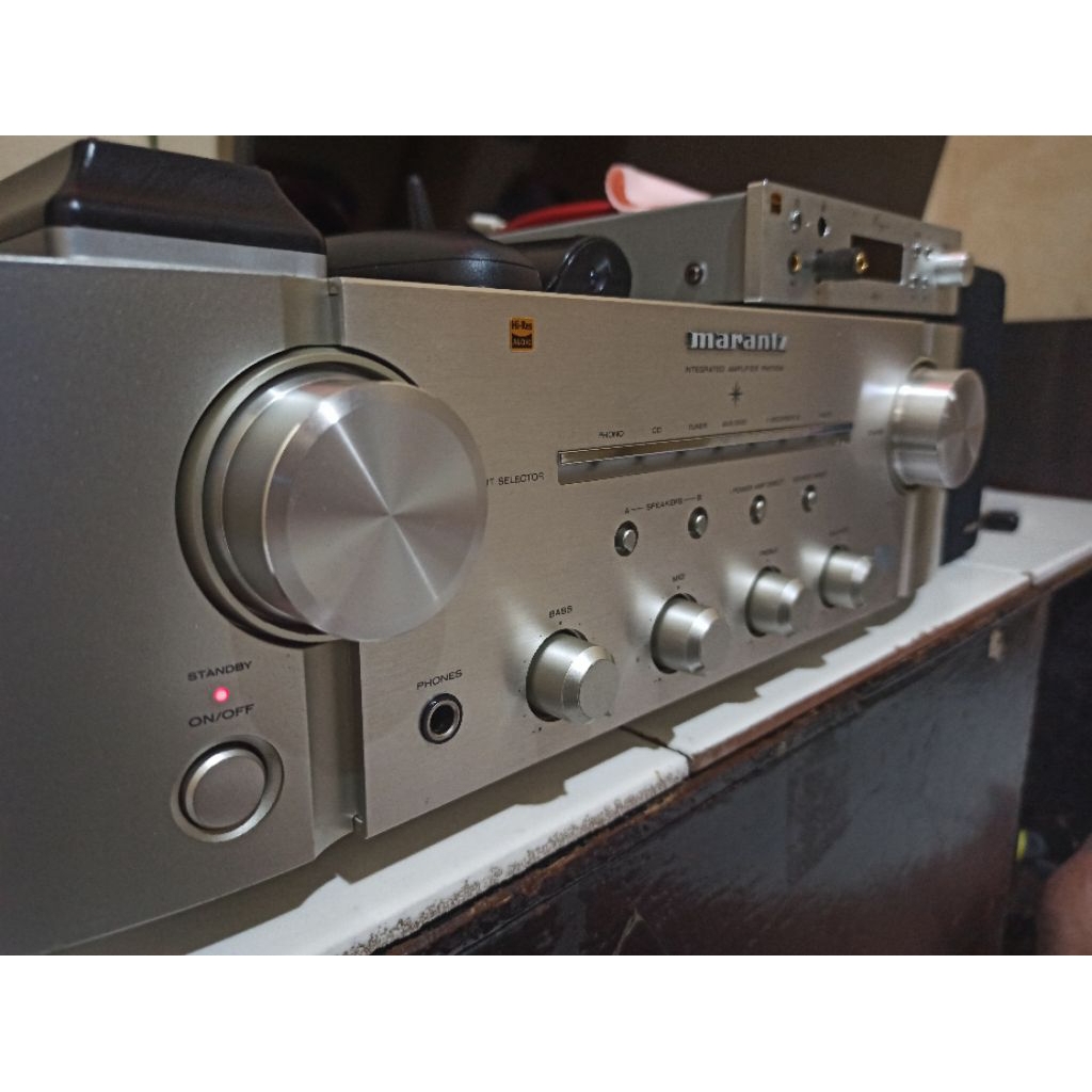 Marantz PM 7004 integrated amplifier