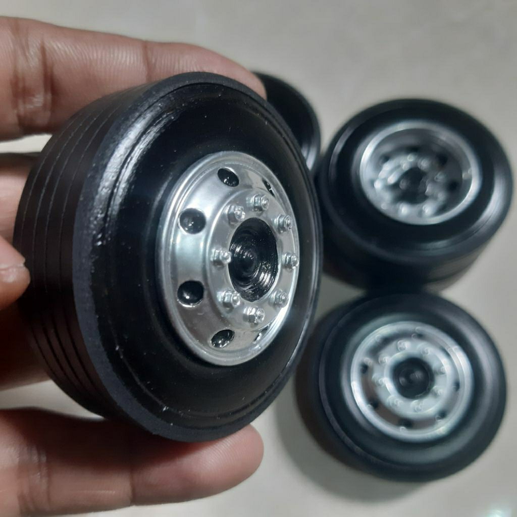 ban miniatur bus mbledos class alcoa8 diameter 5,5cm ban saja