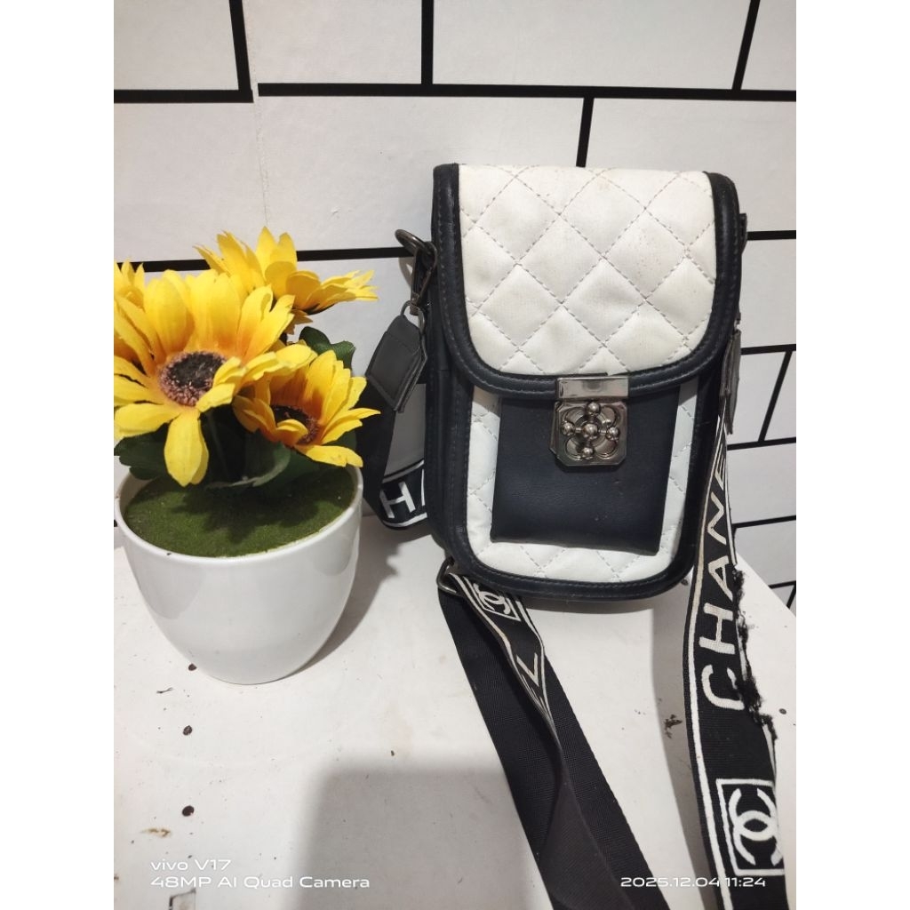 TAS CHANEL PRELOVED WARNA HITAM KOMBI PUTIH