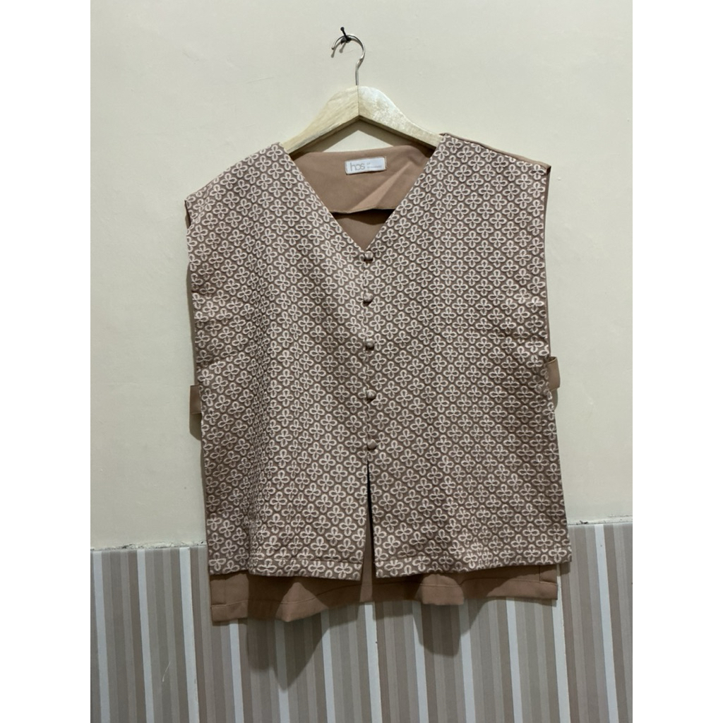 PRELOVED LIKE NEW: KALILA VEST CAMEL & BLACK MOOD (OUTER ROMPI EMBOSS)