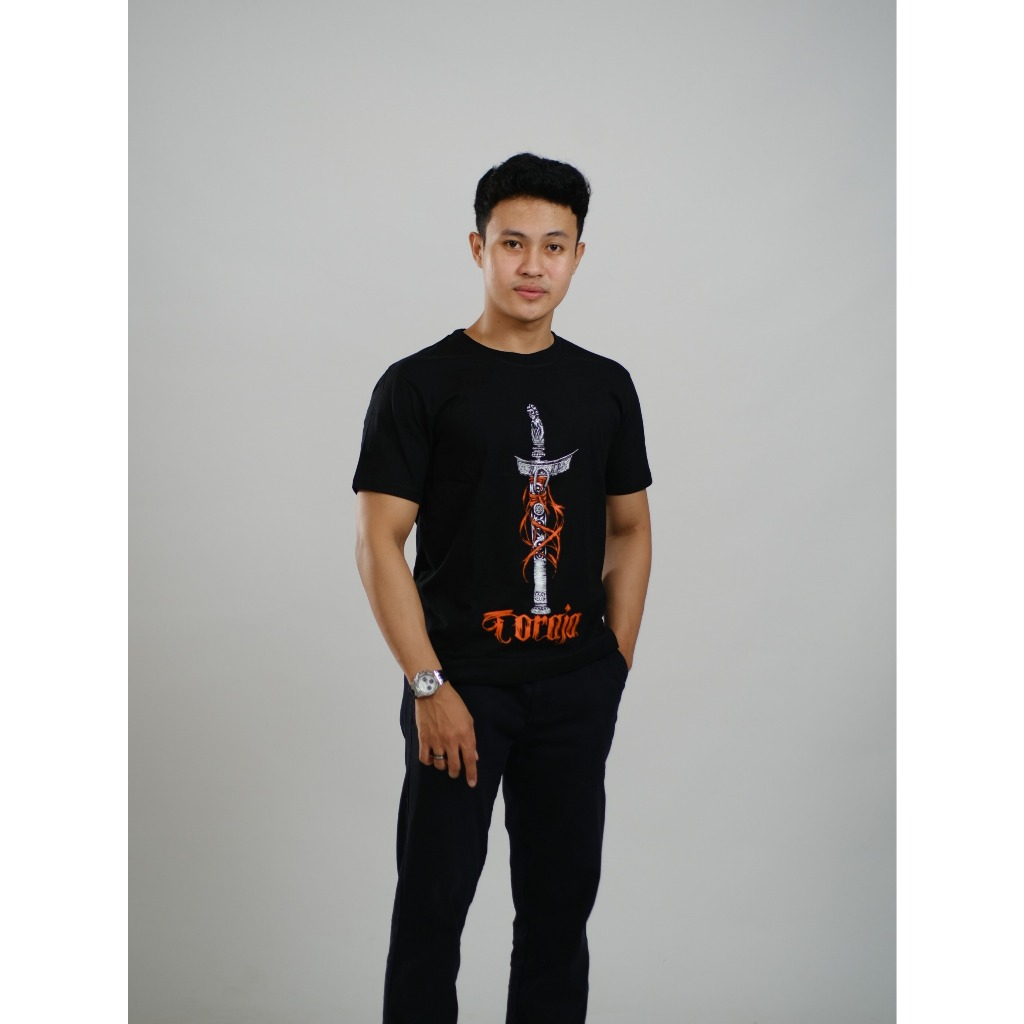 Kaos Distro Toraja Motif Keris Toraja SLT 063– Kaos Solata Pria Wanita | Combed 24s Premium Lembut &