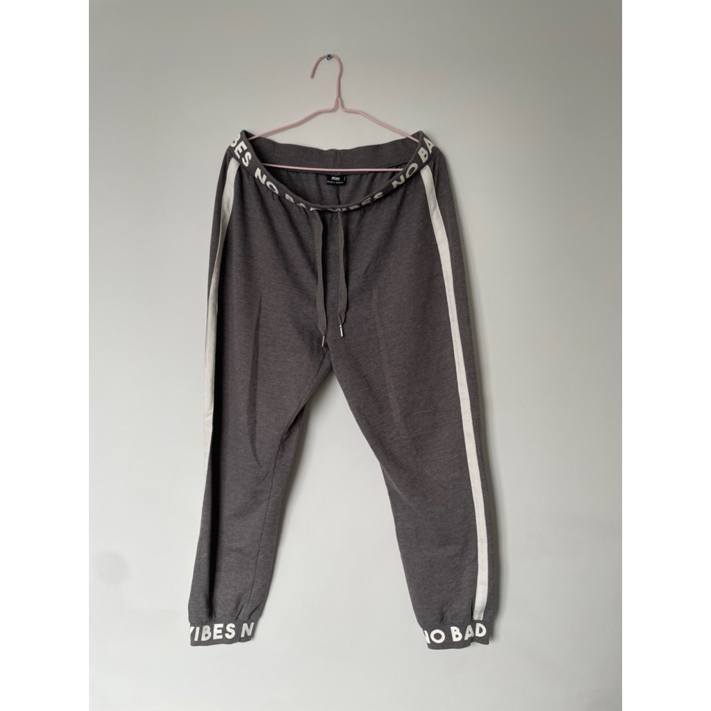 Jogger Pants Max Training Olahraga Grey Abu Stripe Garis Putih Celana Panjang Wanita Pria Kain Unise