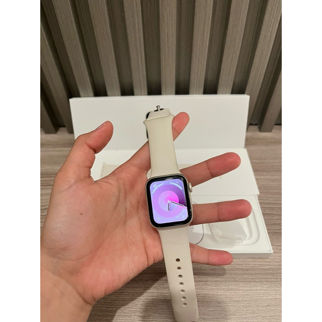 Apple Watch SE gen 2 (Starlight) second