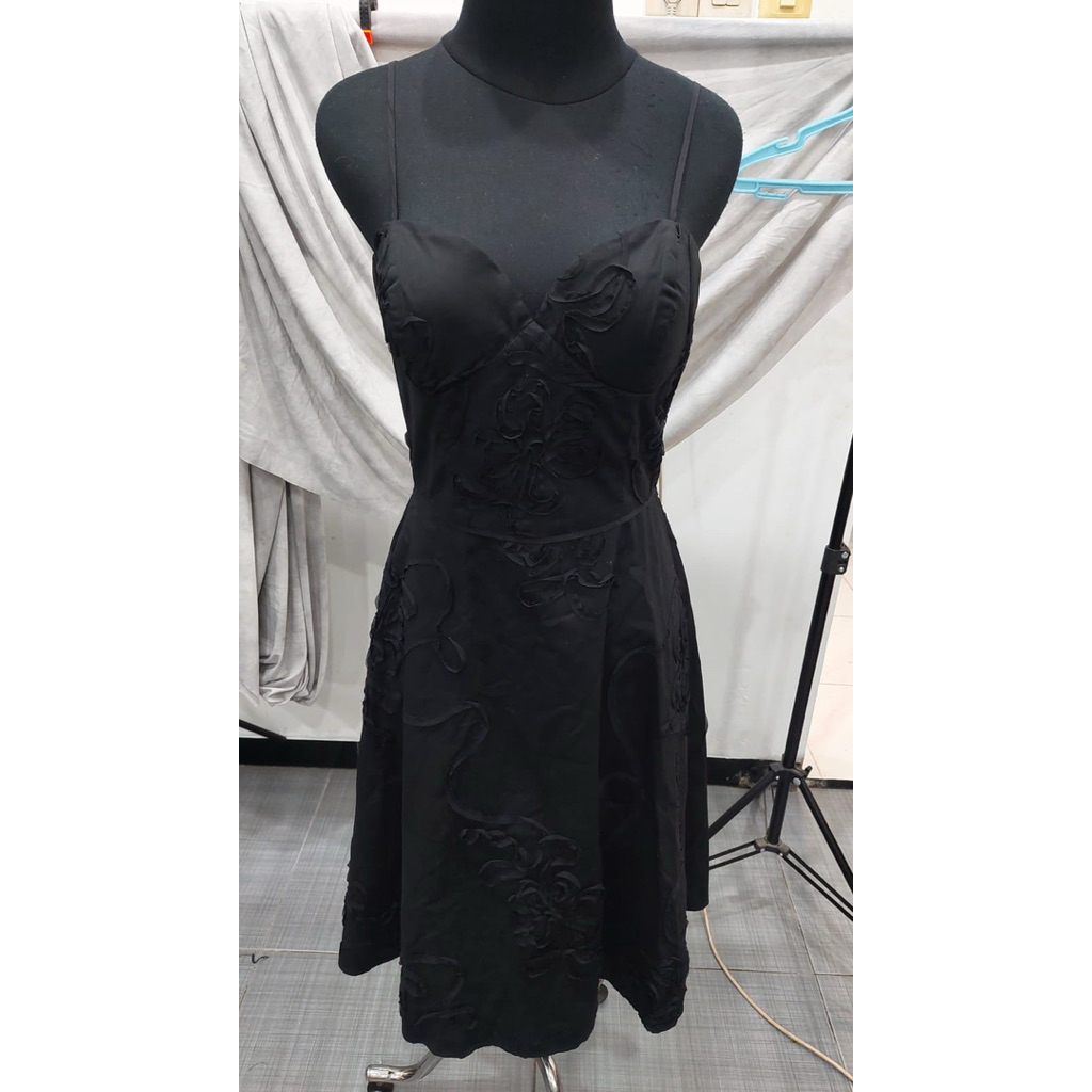 Dress tali satu warna hitam pita bunga timbul