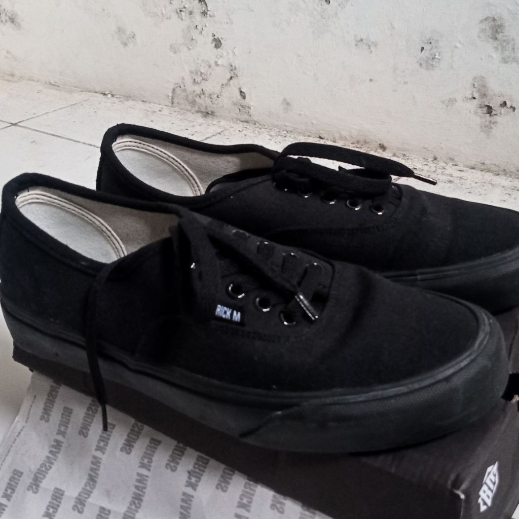Sepatu Full Black Hitam Brick Mansions Second Preloved