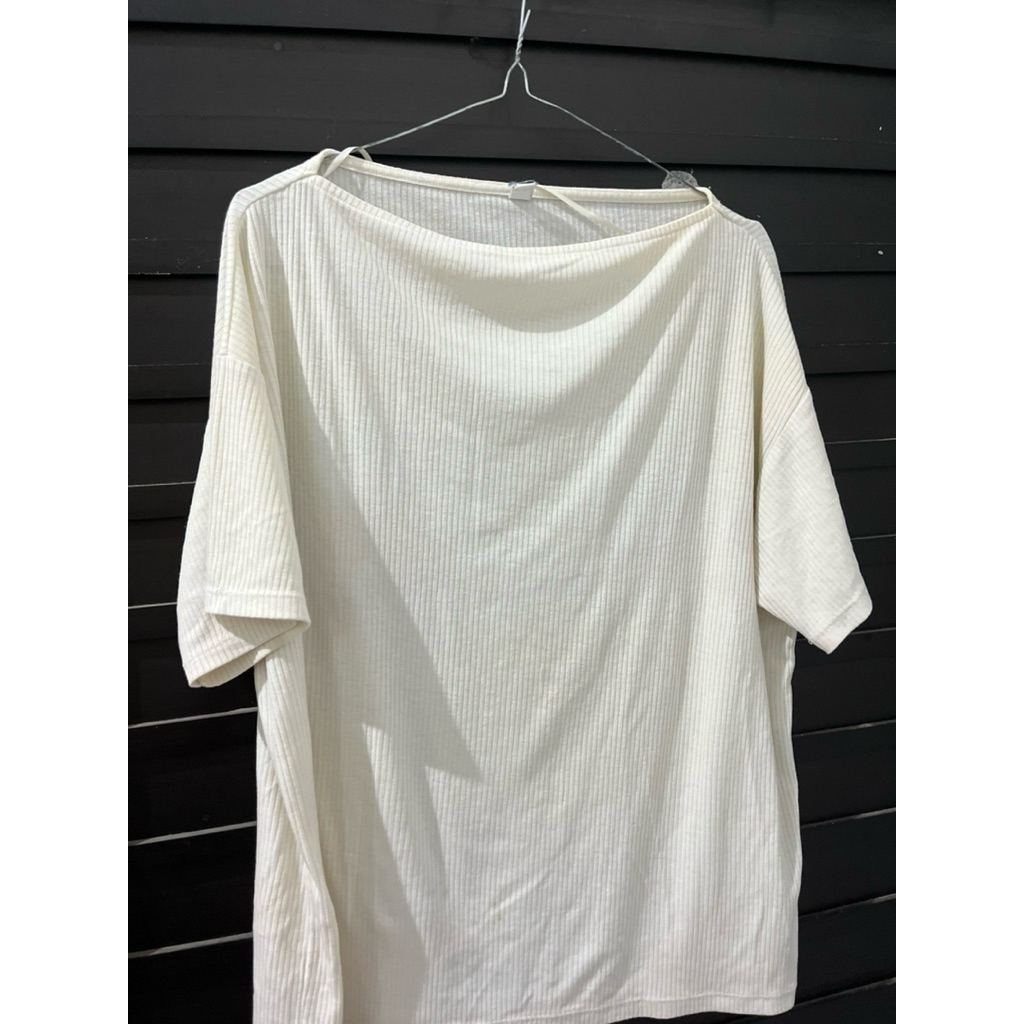 Kaos Putih Uniqlo