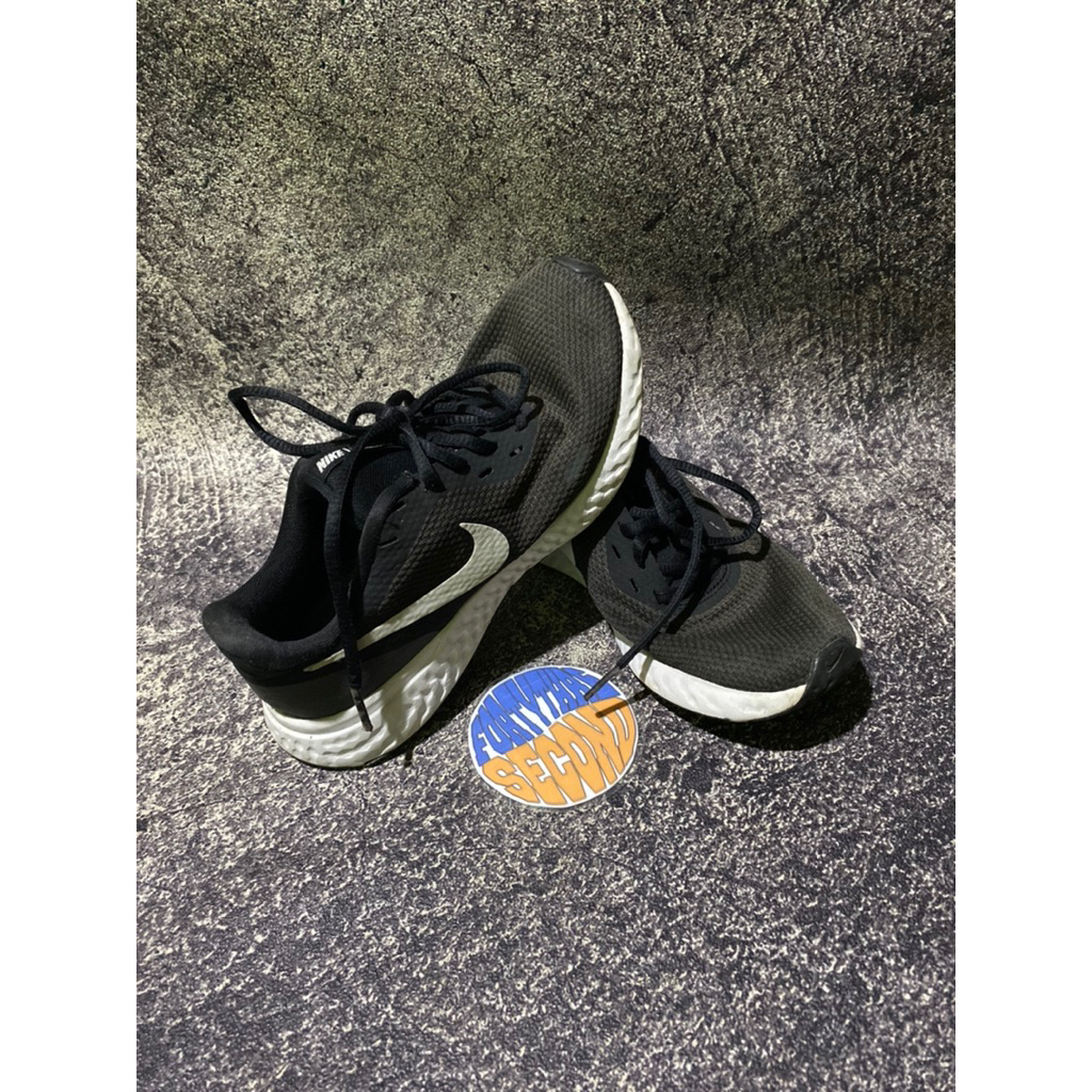 Sepatu Nike Revolution 5