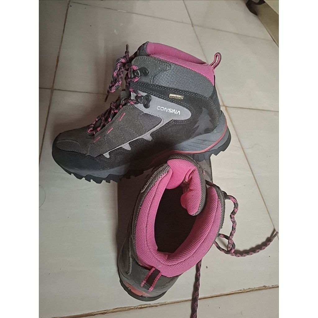 Sepatu gunung/hiking (consina)
