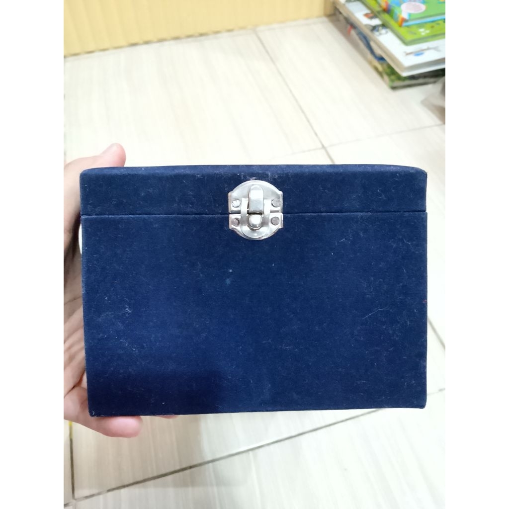 Kotak Box Plakat Bludru Besar Preloved / Bekas
