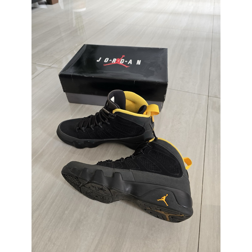 Jordan retro 9 university gold