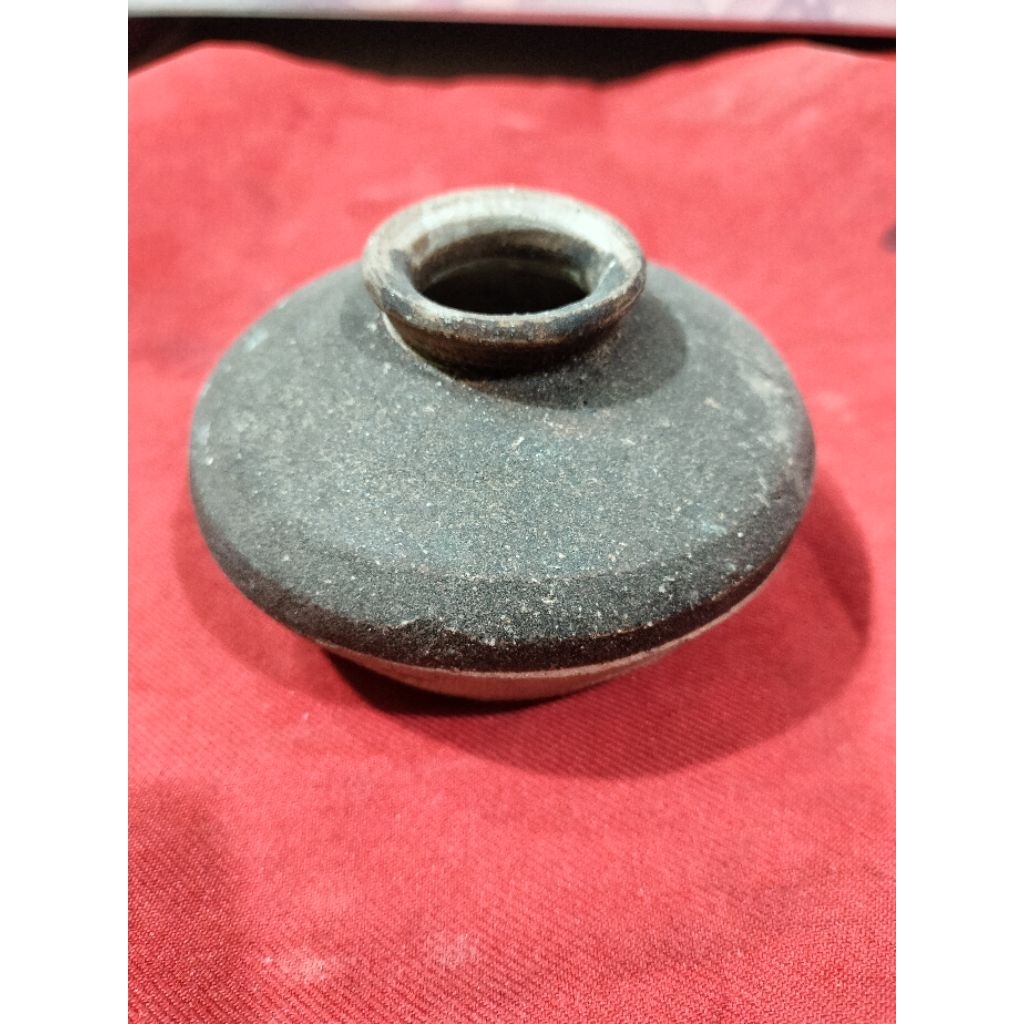 Guci kuno china keramik dinasti Song hitam.Buli buli temuan sungai