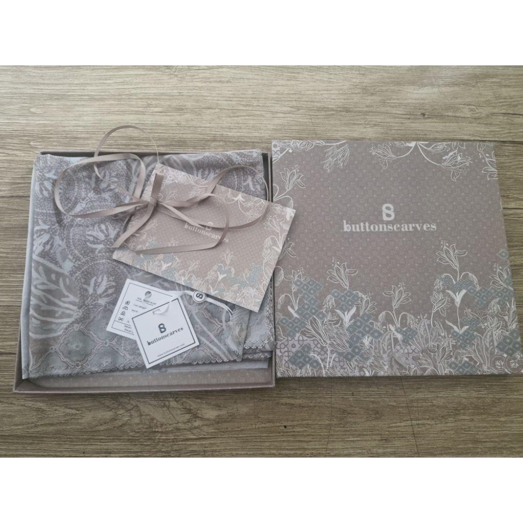 Buttonscarves, NEW Maharani series Khaki Fullset-with box