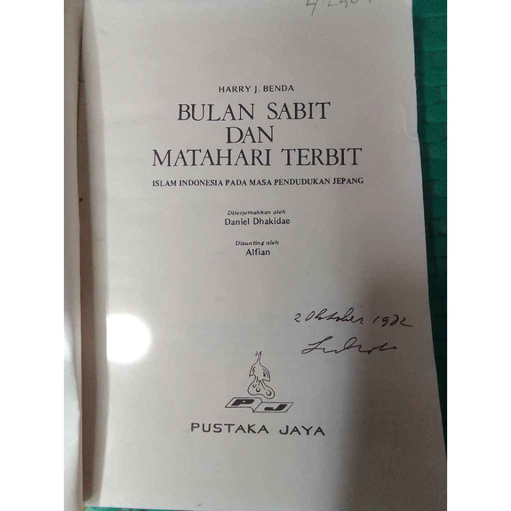 bulan sabit dan matahari terbit