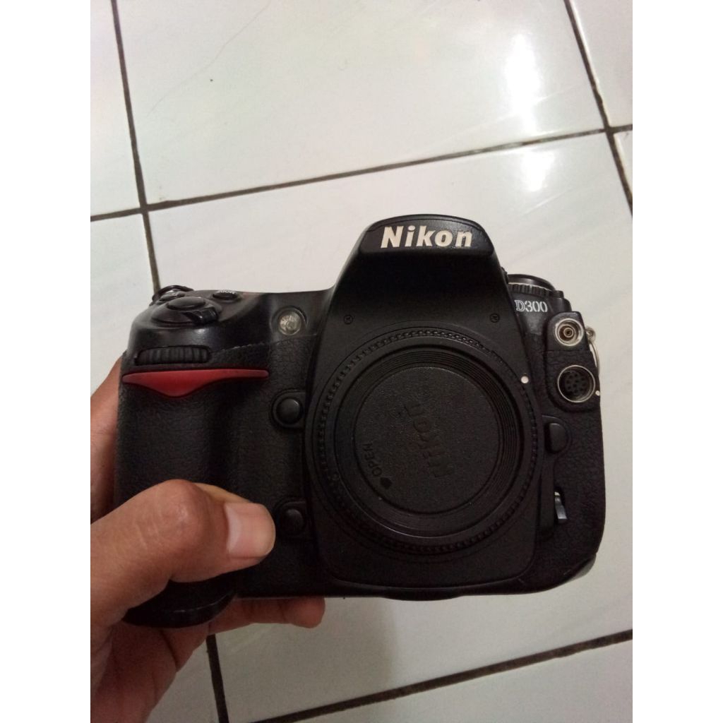 Nikon D300 body only