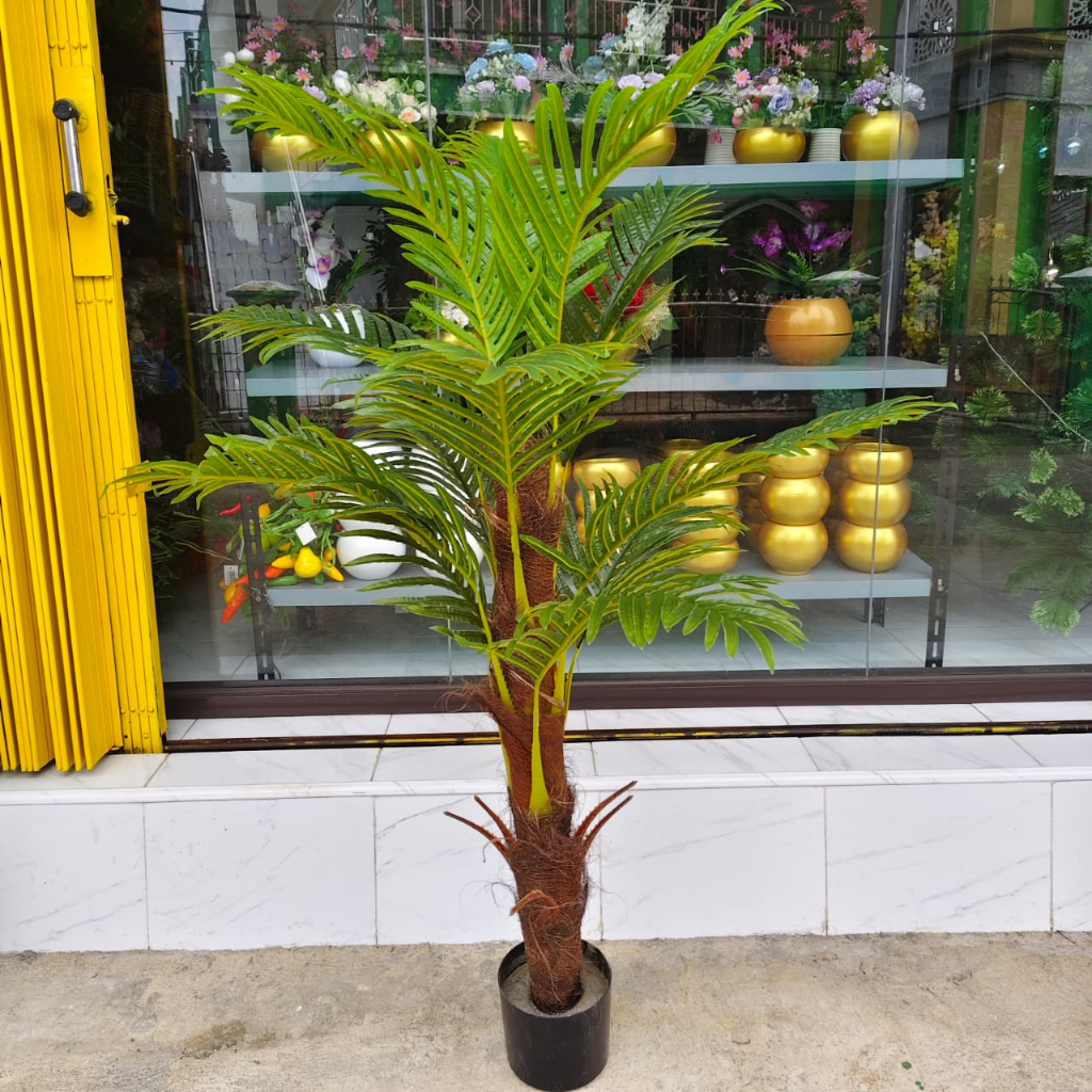 Pohon Palm Artificial Premium dengan tinggi 140cm lengkap ada pot hitam plastik