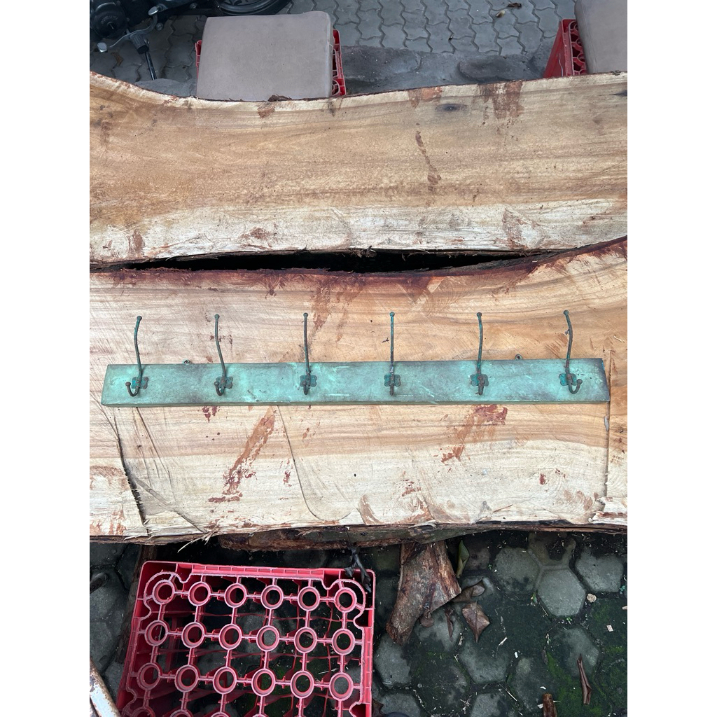 Gantungan / Cantolan Kapstok Lawas jadul kuno Bahan Besi Dasaran Kayu Jati Tua Vintage Cat Original 