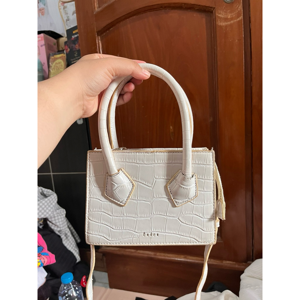 tas putih kecil