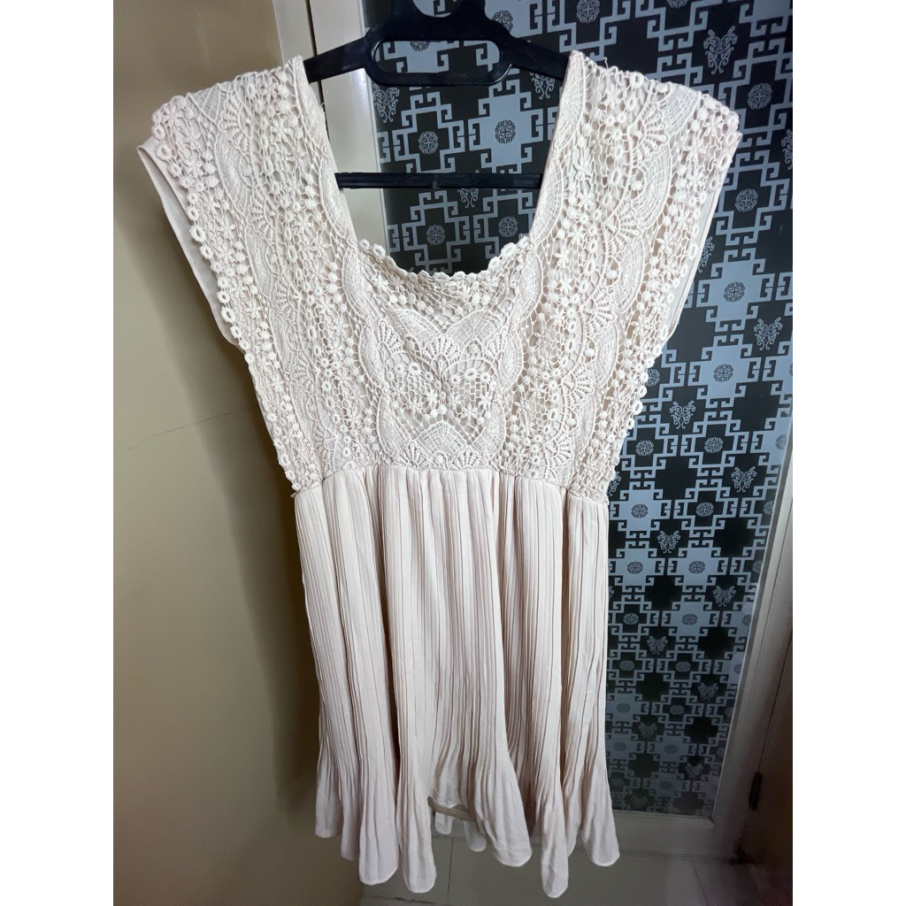dress pantai dress pesta dress plisket dress krem dress brukat krem