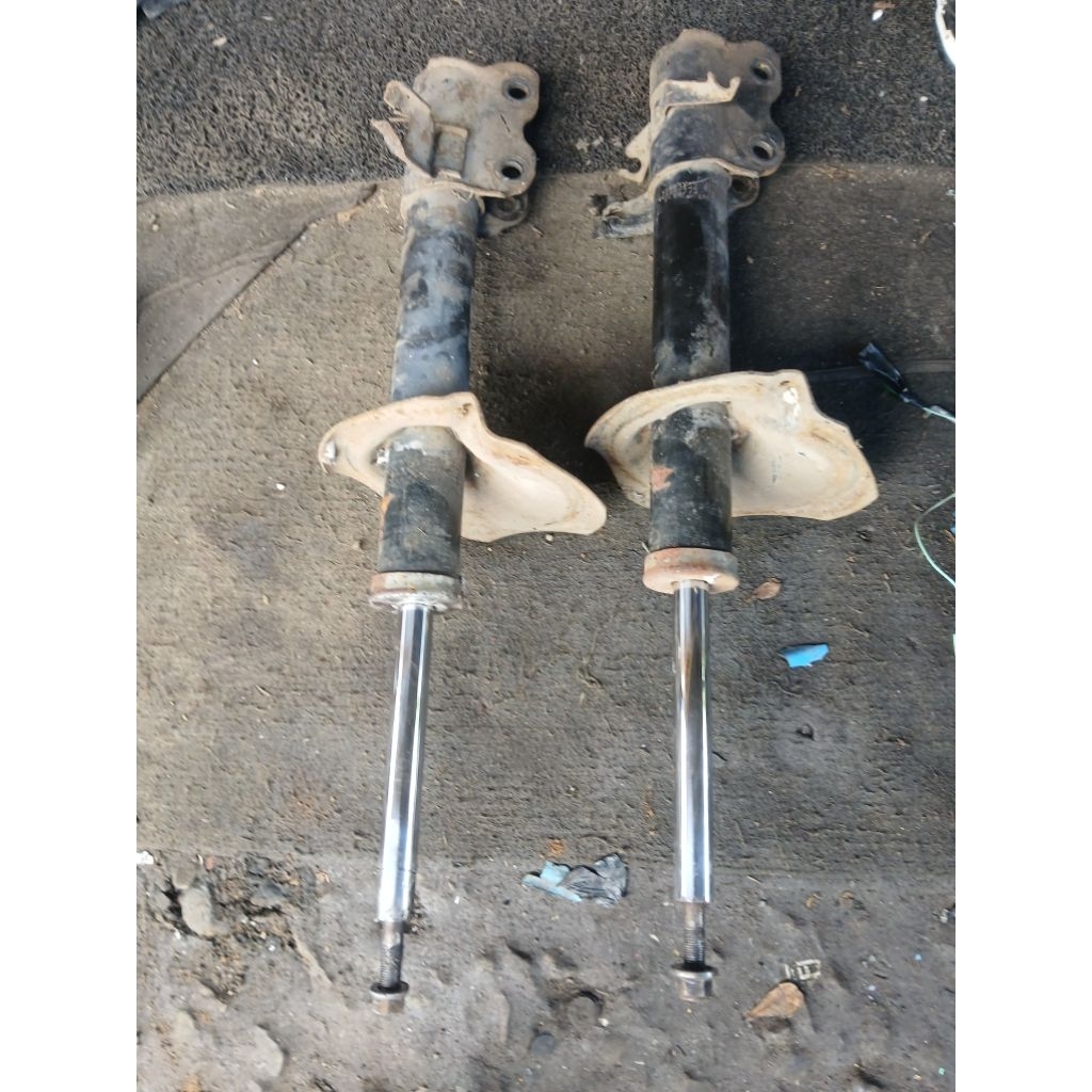 Shockbreaker belakang Nissan Xtrail T30