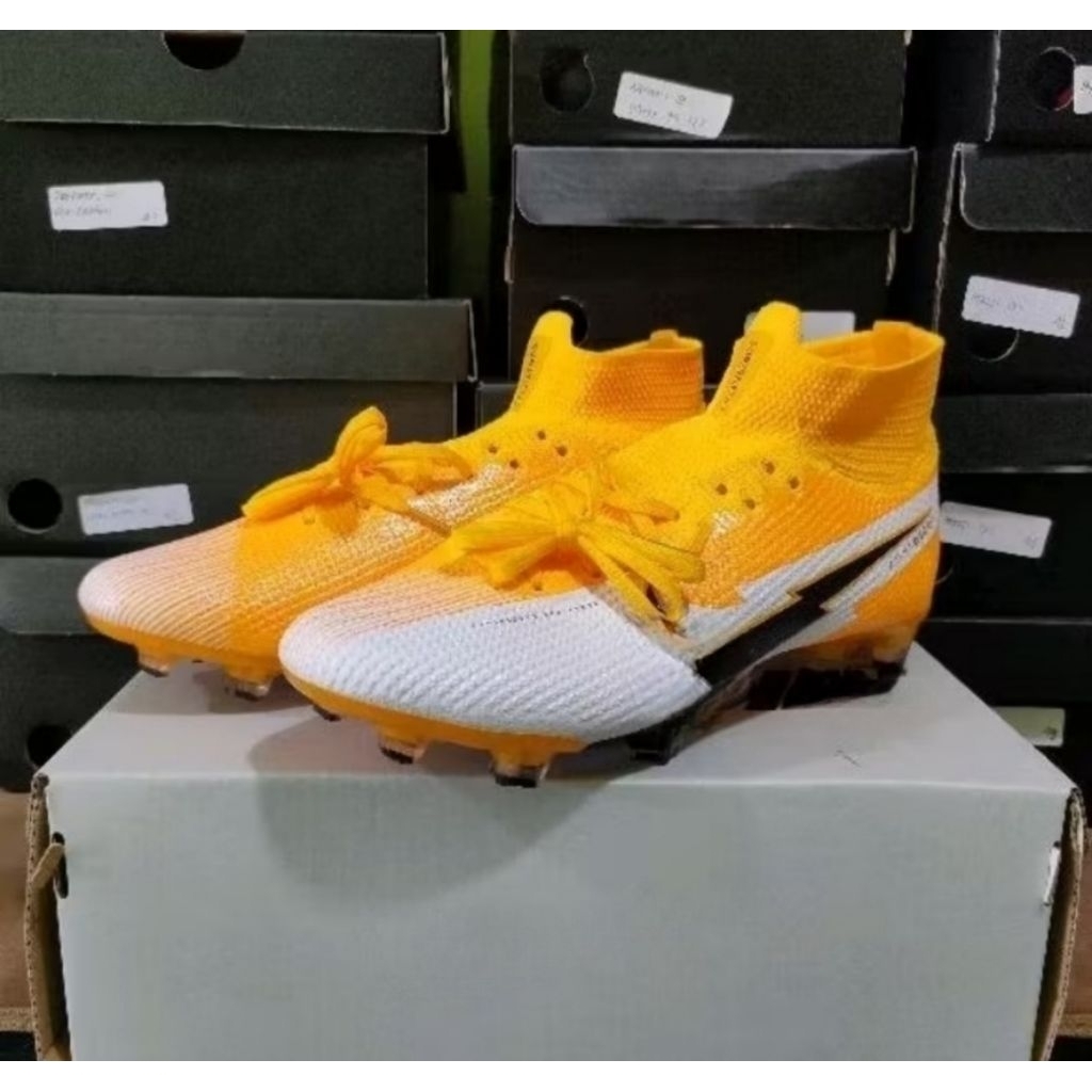 sepatu bola warna mercurial white  orange dan elite black