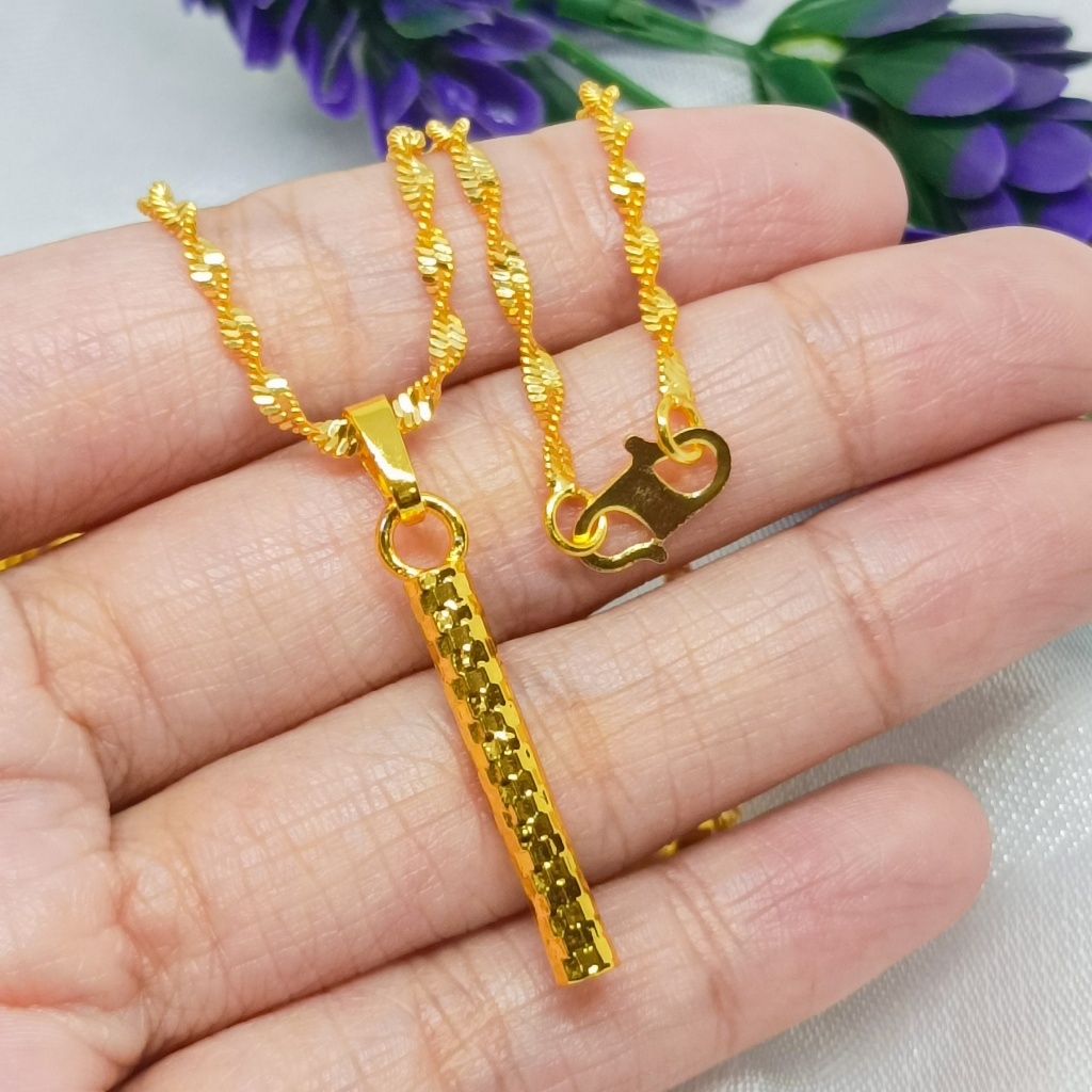 Kalung berbentuk batangan emas berlapis emas 24 karat baru dari Hong Kong.