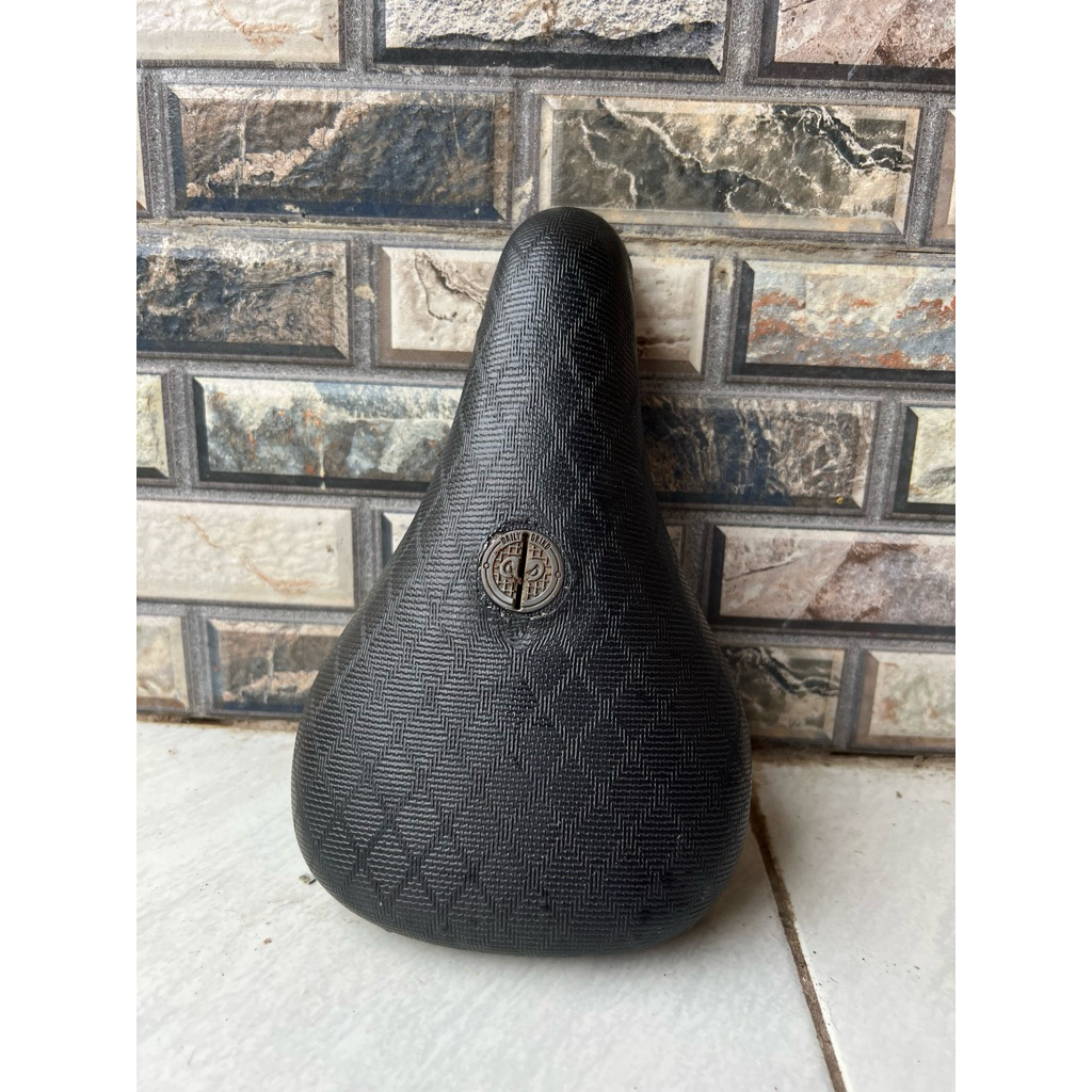 Seat dailygrind pivotal