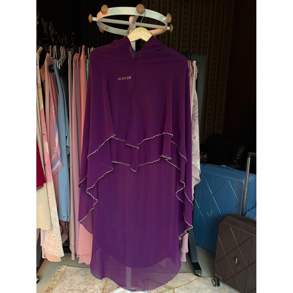 preloved sisesa khimar ungu tua, kondisi bagus no deffect. ada swarovsky di pad