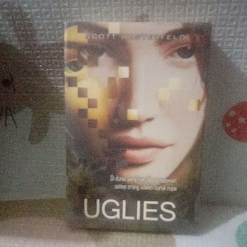 NOVEL UGLIES- DI DUNIA YANG LUAR BIASA RUPAWAN SETIAP ORANG ADALAH BURUK RUPA
