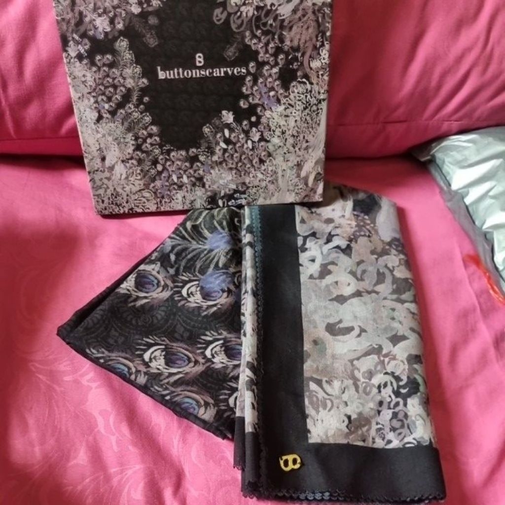 Preloved Buttonscarves The Ederra series XL-Black