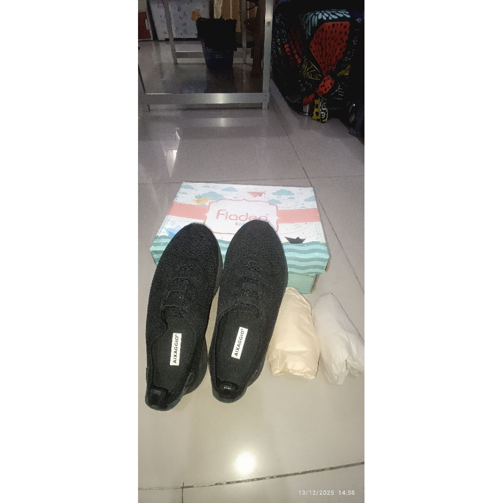Sepatu Aixaggio warna hitam (Preloved)