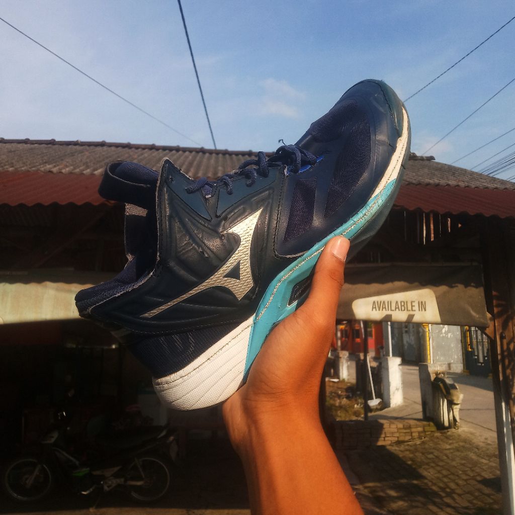 Sepatu second mizuno momentum 2 size 43/44