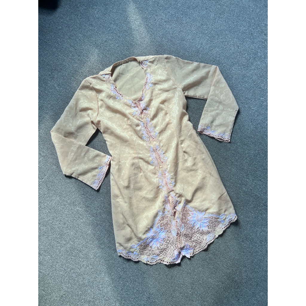 Kebaya Encim Warna Peach Embos
