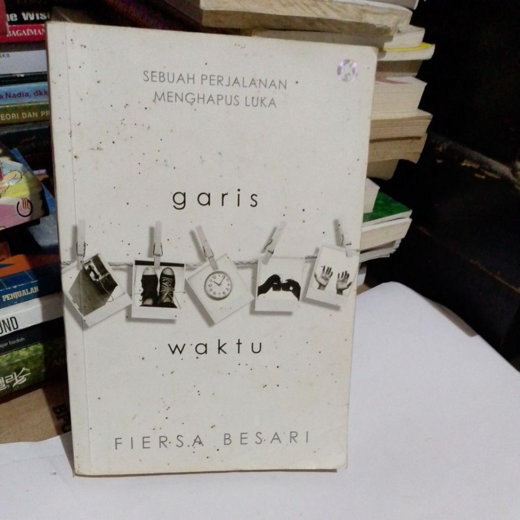 BUKU NOVEL SEBUAH PERJALANAN MENGHAPUS LUKA GARIS WAKTU