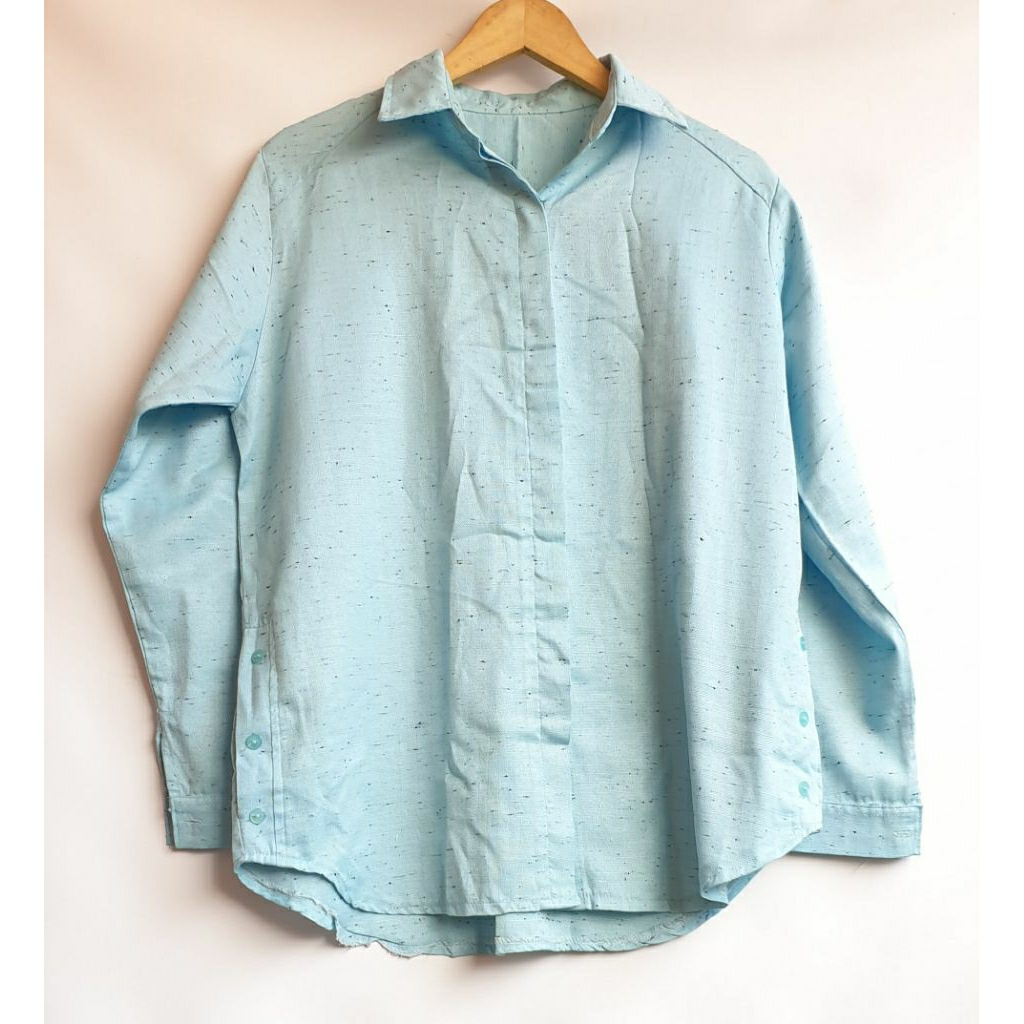 ​Kemeja Wanita Oxford Lengan Panjang Biru Muda Slub Motif Bintik Hitam Kerah Pointed Like New Prelov